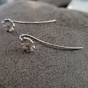 Daisy shaped silver tone earrings